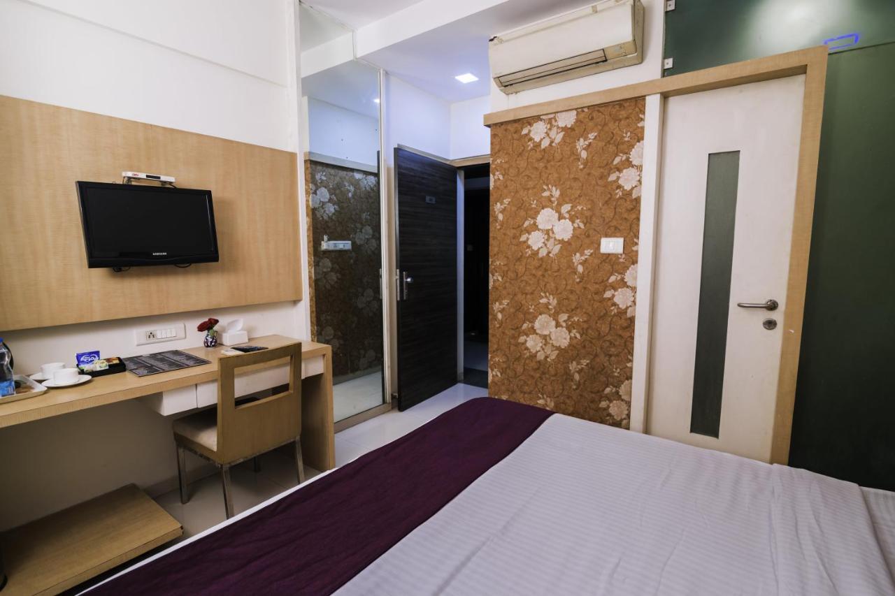 Hotel Monarch Guestline In Midc Rabale, Navi Mumbai Exteriör bild