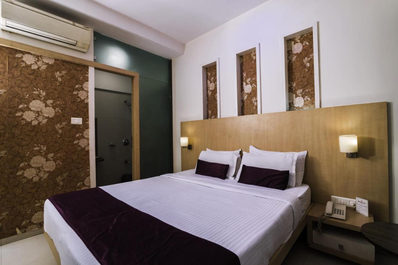 Hotel Monarch Guestline In Midc Rabale, Navi Mumbai Exteriör bild